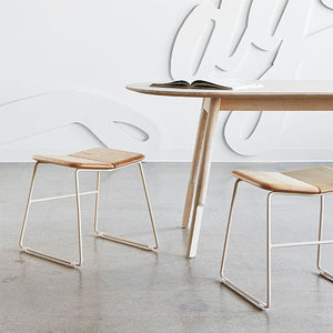 S'inspirant du design scandinave contemporain, le tabouret Aero de Gus* Modern présente un siège chanfreiné légèrement arrondi, fabriqué à partir de deux pièces parfaitement équilibrées de bois de frêne sur un cadre métallique courbé et aérien.