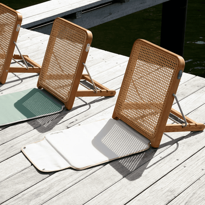 Profitez du confort et du style avec la chaise longue Basil Bangs, fabriquée avec une toile acrylique de qualité marine et du bois durable pour une détente de haut niveau.