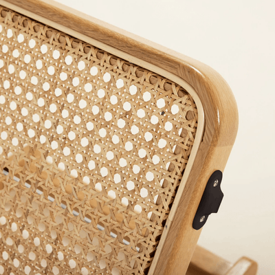 Ajoutez une touche de sophistication à votre espace extérieur avec la chaise longue Basil Bangs, associant rotin naturel et chêne massif pour un luxe durable et pratique.