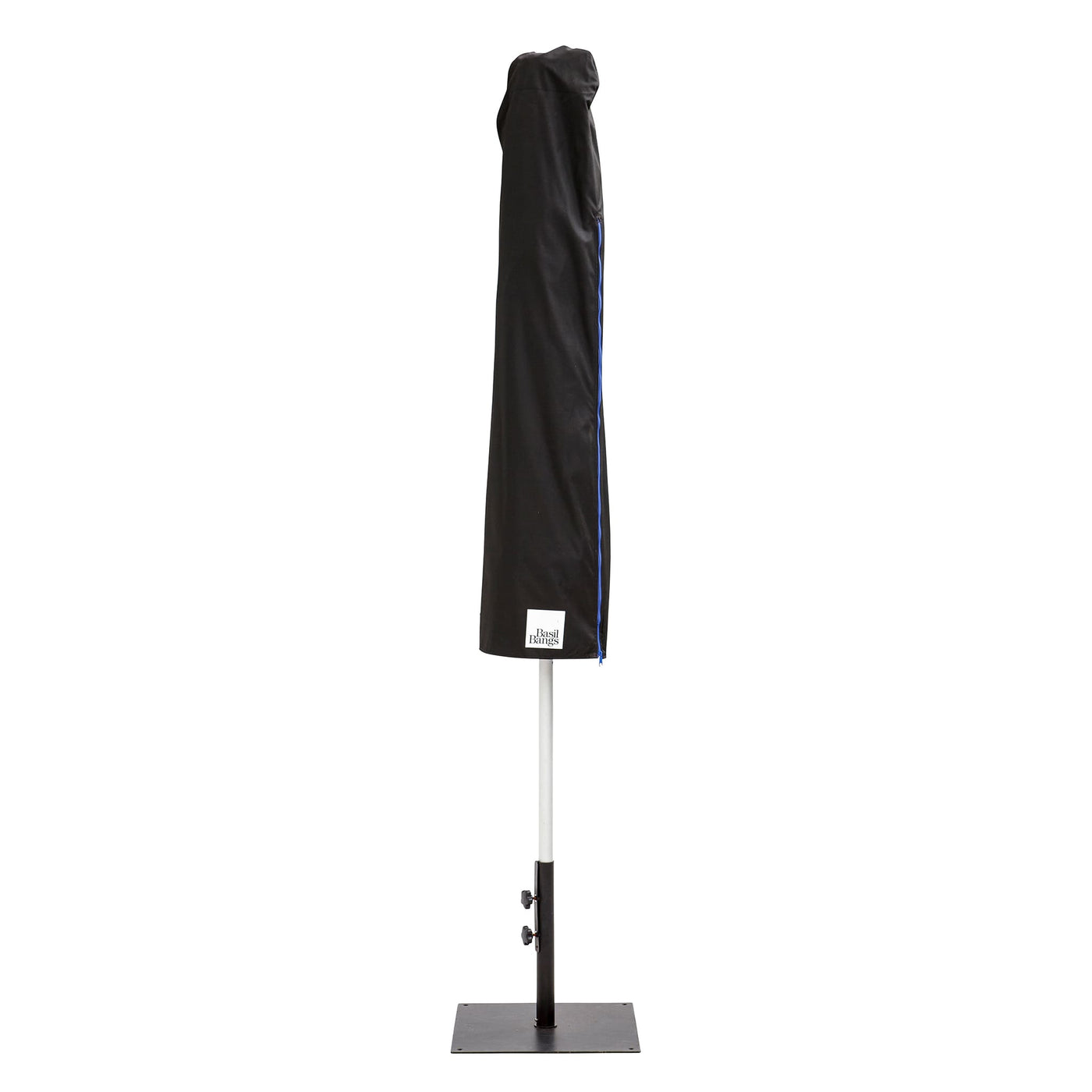 Assurez la longévité de votre parasol avec le couvre-parasol protecteur de Basil Bangs, un investissement essentiel pour maintenir votre parasol en parfait état.