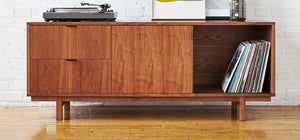 Ce meuble média de la collection Belmont par Gus* Modern puise son inspiration dans une tendance minimale pour mettre en valeur le noyer. Conçu pour les composants Hi-Fi et multimédia