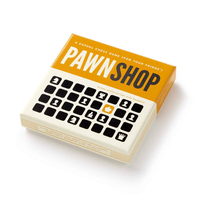 Découvrez la version magnétique des échecs Brass Monkey. Le plateau fixable magnétiquement permet une expérience de jeu à votre convenance, même en l'absence d'un adversaire en temps réel.