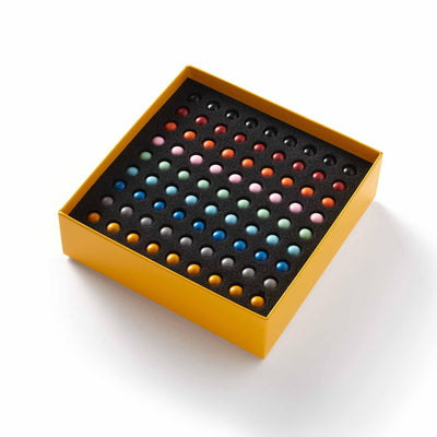 Brass Monkey transforme le Sudoku en un spectacle coloré. 81 boules de bois offrent une expérience visuelle et intellectuelle captivante. Un jeu élégant pour ceux qui aiment défier leur esprit avec style.