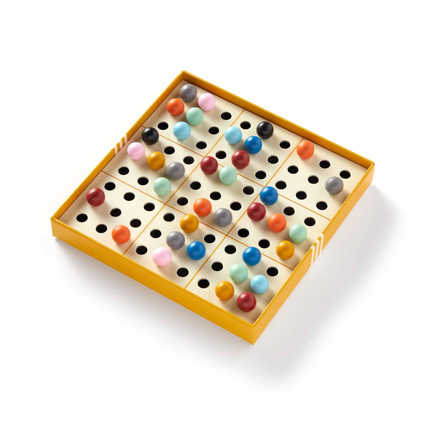Brass Monkey réinvente le Sudoku avec des boules de bois colorées. Une explosion visuelle dans le monde des chiffres, offrant une expérience ludique et captivante pour les esprits en quête de défis.
