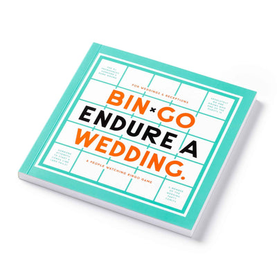 Vivez le mariage autrement avec 'Bin-Go Endure a Wedding' de Brass Monkey. 24 cartes de bingo hilarantes pour une compétition d'observation. Capturez les moments inoubliables en jouant!