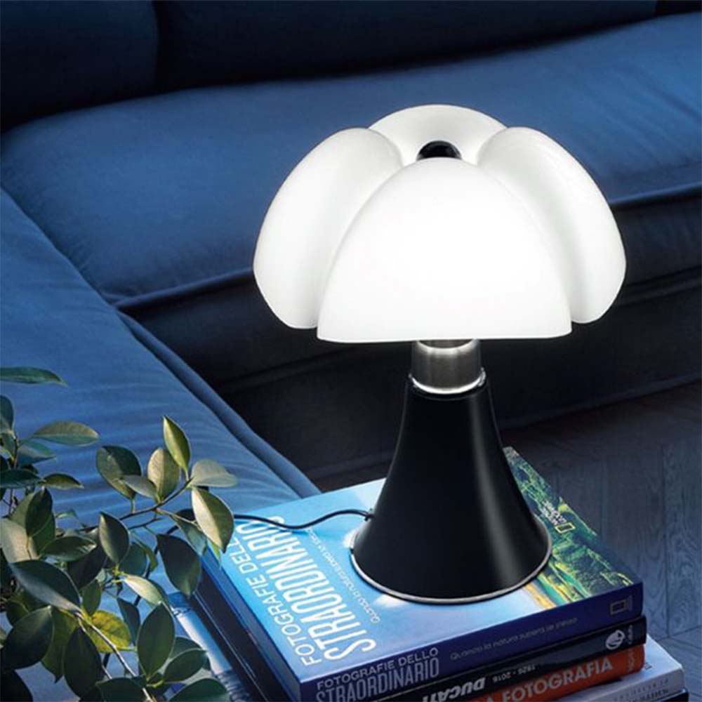 L'un des aspects remarquables de la lampe Pipistrello est son système télescopique en acier inoxydable qui permet de régler sa hauteur selon vos préférences et les besoins de votre espace.
