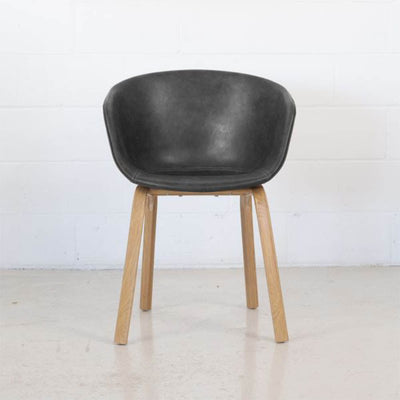 La chaise Capitaine About 22 en cuir - Un classique du 21e siècle au design intemporel. Confort exceptionnel, sophistication du cuir et élégance du bois.