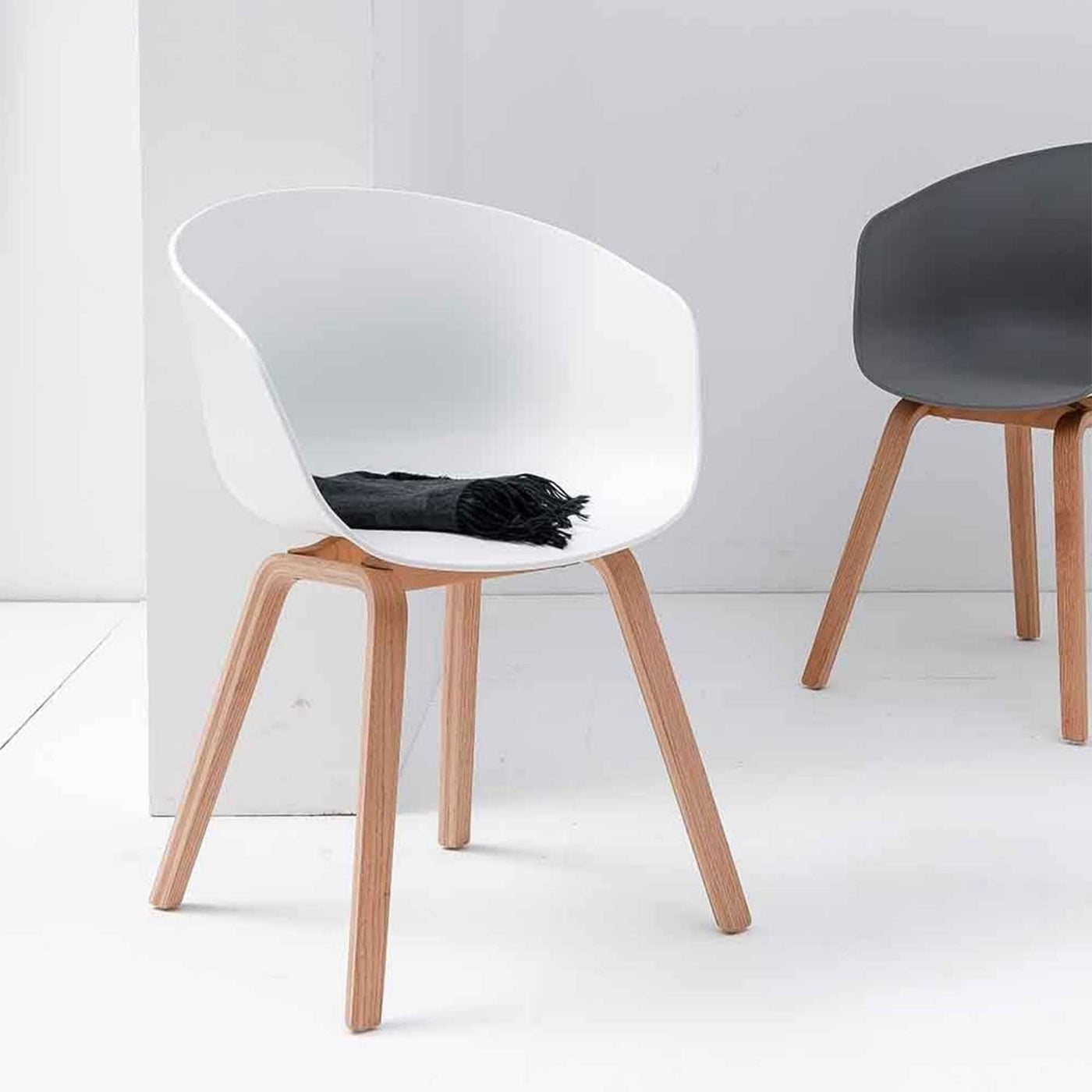 La chaise à dîner Capitaine About 22 : icône du design contemporain, elle marie formes accueillantes et ergonomiques. Polyvalente, elle s'intègre avec grâce autour d'une table, dans un salon ou devant un bureau.