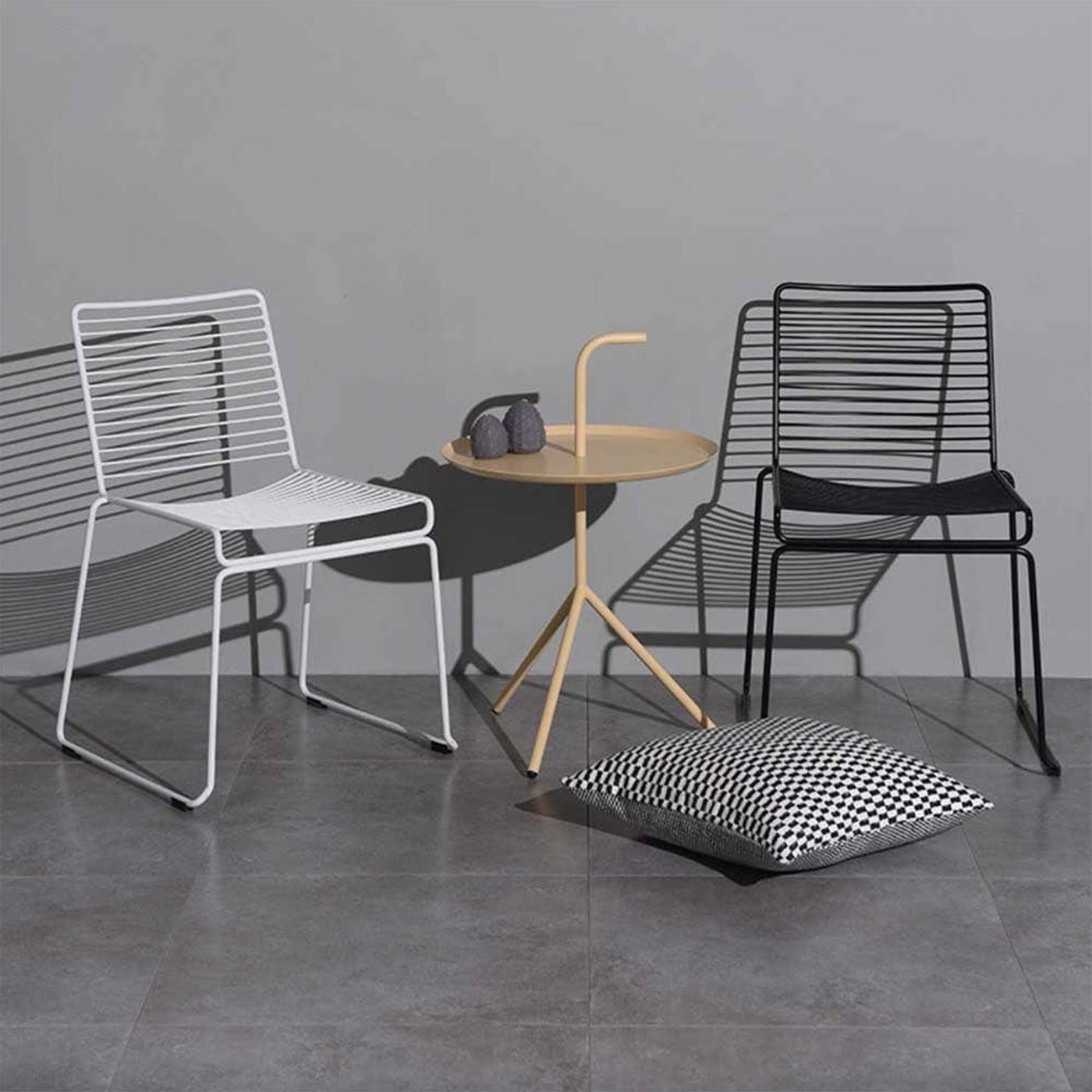La chaise à dîner HEE se distingue par son esthétique épurée et son minimalisme raffiné. Son design simple met en valeur l'absence de détails inutiles, et cette caractéristique est encore plus prononcée grâce à sa hauteur et à ses longs pieds fins.