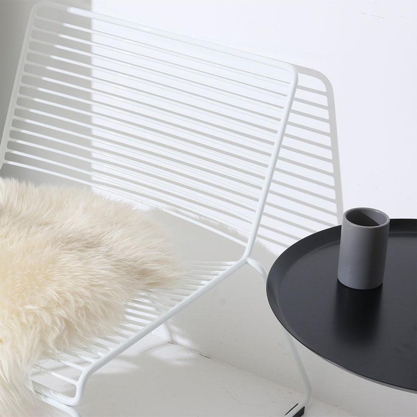 La chaise lounge HEE allie élégance décontractée et fonctionnalité. Son design minimaliste s'harmonise avec des proportions décontractées, offrant un confort inégalé et une praticité d'empilage.