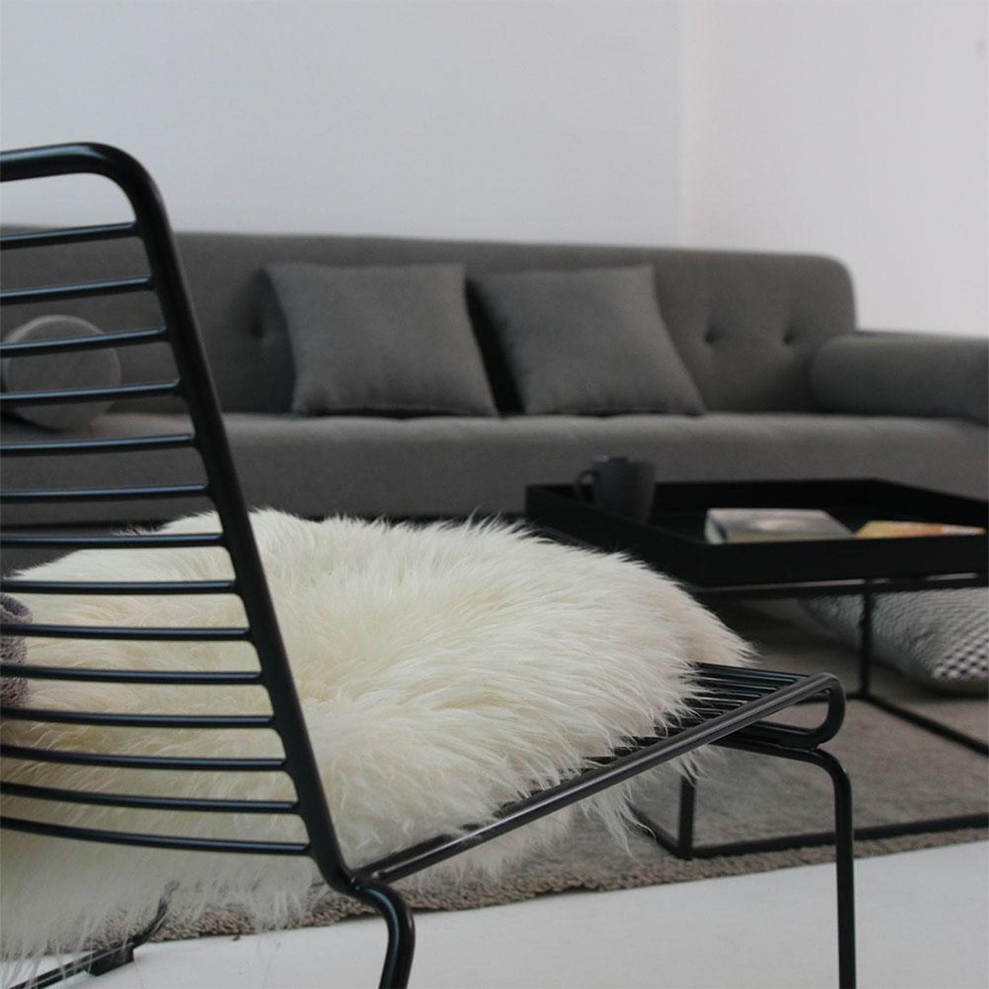Détendez-vous avec style grâce à la chaise lounge HEE au design accueillant et à la praticité d'empilage, offrant un confort optimal et une gestion d'espace intelligente.
