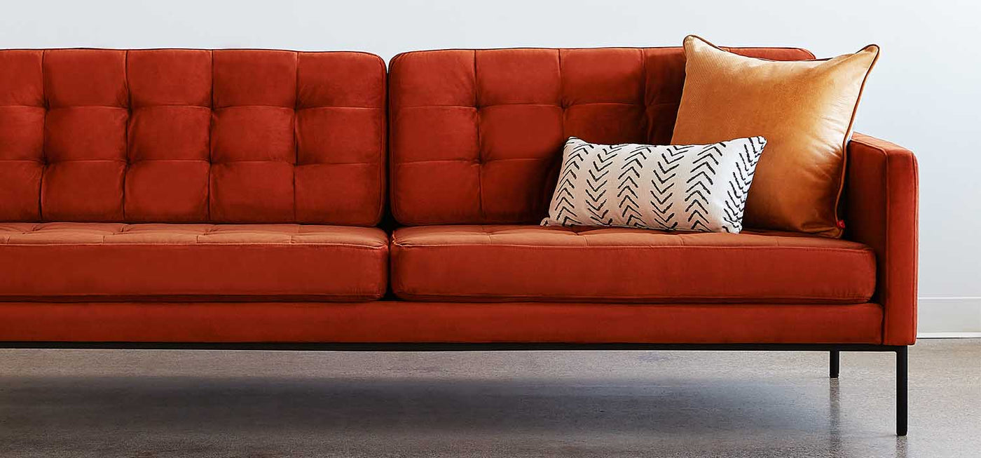 Ce coussin décoratif Duo de Gus* Modern est le mélange parfait de confort et de design. Il deviendra votre coussin préféré. Il est décliné en plusieurs couleurs et tissus qui n’auront pas le même effet visuel et au toucher.