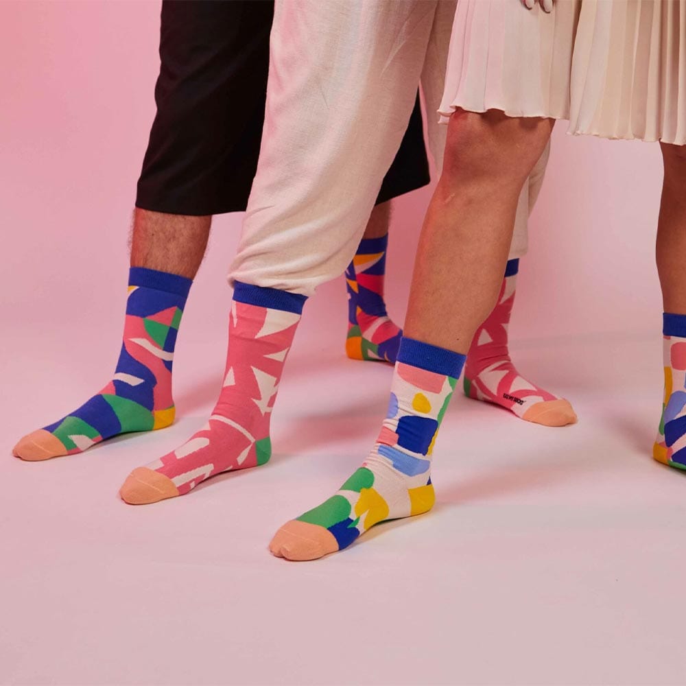 Les bas créatifs d'Eat My Socks sont là pour égayer votre journée chez Nüspace. Transformez des objets familiers en une déclaration de mode unique avec ces bas ludiques. Commencez votre journée avec le sourire !
