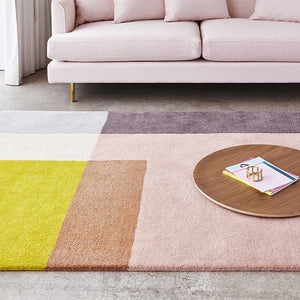 Element par Gus* Modern est un tapis conçu à la main, à poils hauts, dont le design moderniste des champs de couleurs s'inspire des quilts patchwork traditionnels. Fabriqué à la main en Inde avec 100 % de laine de Nouvelle-Zélande