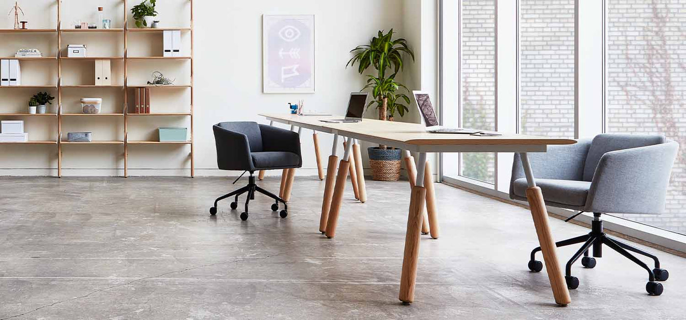 Le bureau Envoy par Gus* Modern est un ajout élégant à l'espace de travail moderne, combinant un design minimaliste et des composants mix-and-match pour un look personnalisé qui est à la fois élégant et fonctionnel.