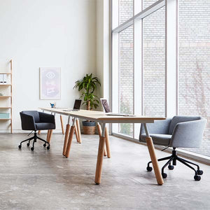 Le bureau Envoy par Gus* Modern est un ajout élégant à l'espace de travail moderne, combinant un design minimaliste et des composants mix-and-match pour un look personnalisé qui est à la fois élégant et fonctionnel.
