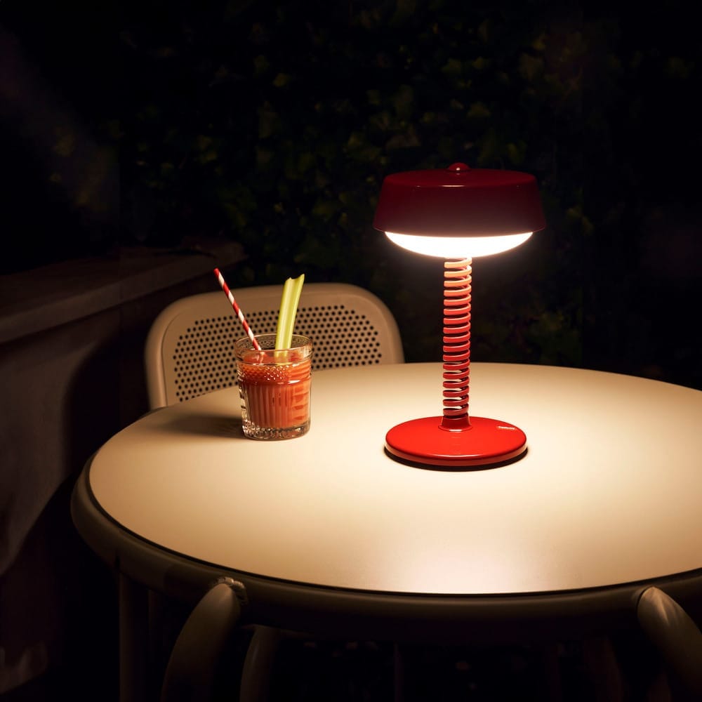 Éclairez vos moments avec sophistication grâce à Bellboy, la lampe de table sans fil de Fatboy. Un design durable en aluminium et une lumière LED chaude réglable font de cette lampe un ajout parfait à n'importe quel espace.