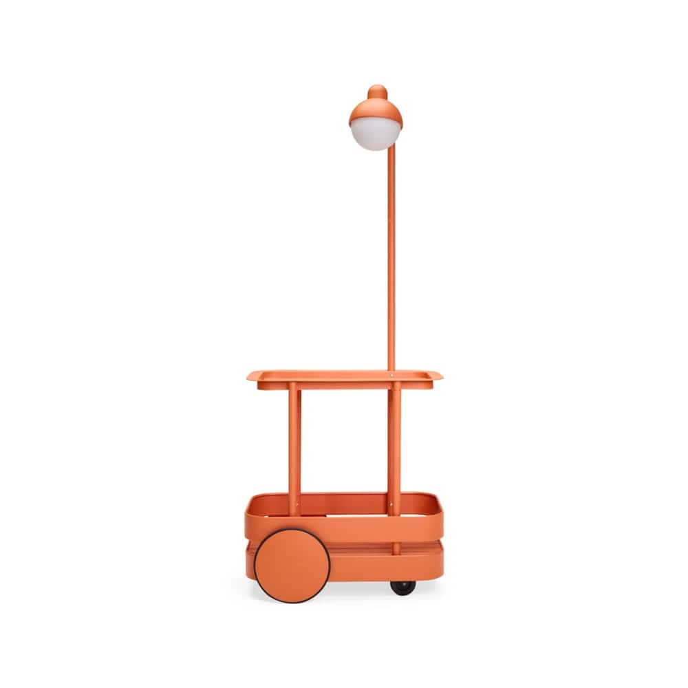 Fatboy Jolly Trolley, chariot mobile avec une lampe LED servant de bar ou de table de rempotage, extérieur et intérieur, en aluminium, tangerine