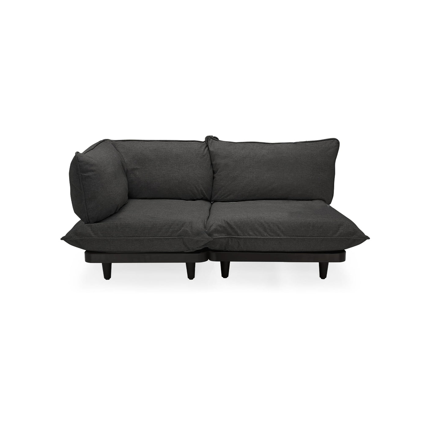 Découvrez le luxe durable du sofa Paletti de Fatboy, parfait pour le plein air canadien. Son design polyvalent crée un sanctuaire extérieur, alliant élégance et résistance aux intempéries. Gris tonitruant.