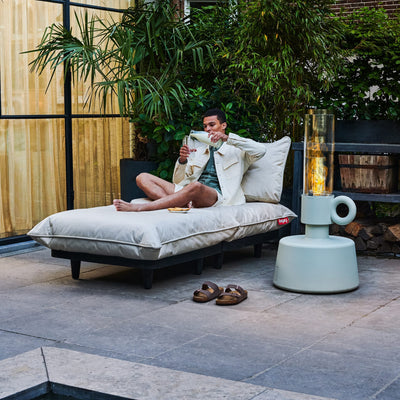 La chaise longue Paletti de Fatboy, un havre de paix sur mesure pour votre patio. Résistante aux intempéries, facile à entretenir, elle offre une détente supérieure et une durabilité inégalée.