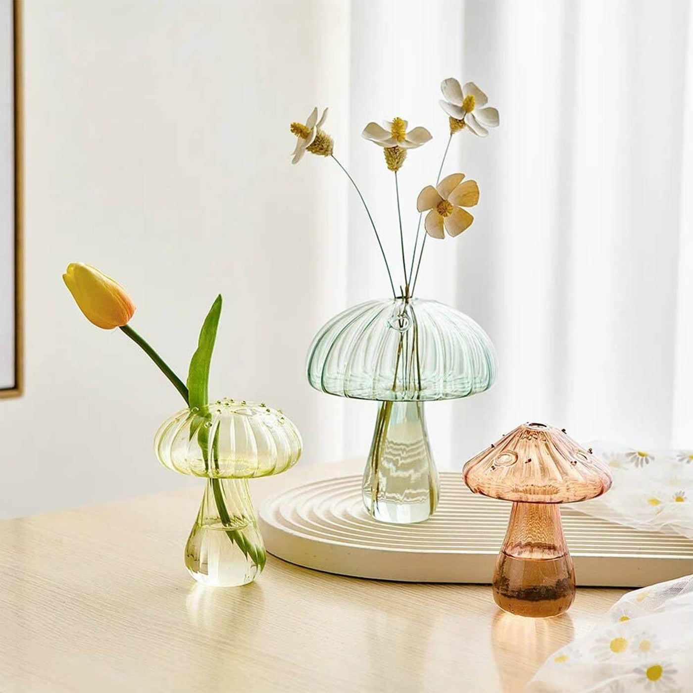Trransformez votre espace avec les vases Champignon en verre de Filtrum Home. Leur forme distinctive ajoute une touche de magie et d'originalité à votre décoration intérieure.