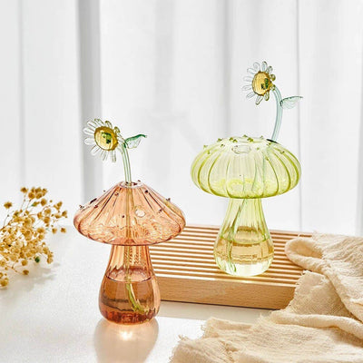 Apportez une touche de fantaisie à votre maison avec les vases Champignon en verre de Filtrum Home. Leur design en forme de champignon permet à vos fleurs de briller et de devenir le point focal de votre espace.