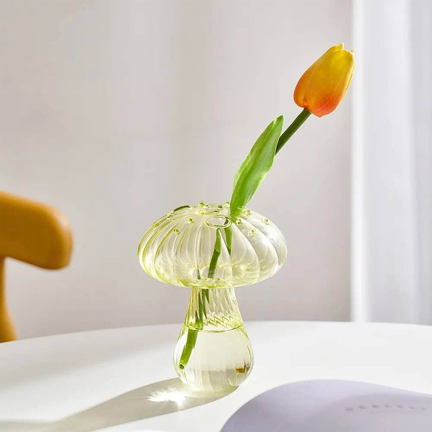 Ajoutez une note d'élégance à votre décor avec les vases Champignon en verre de Filtrum Home. Leur transparence et leur forme innovante offrent une solution créative pour mettre en valeur vos fleurs préférées.