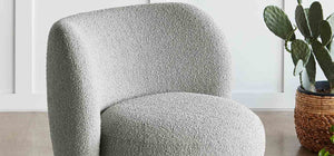Conçu dans un tissu bouclé nubby, le fauteuil Forme de Gus* Modern au design élégant, apporte à la fois une chaleur texturale et une esthétique actuelle à votre décor. Un dossier haut et un siège rond sculptural soulignent la forme de cocon