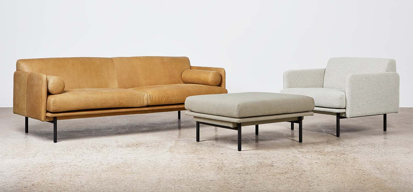 Inspirée par des éléments du design scandinave classique, le sofa Foundry offrent une grande sophistication, mettant en valeur un cadre de dossier étroit et extra-plat, et des coussins semblant flotter.