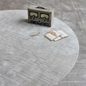 Le tapis Fumo par Gus* Modern présente des nuances subtiles et une texture ultra-douce qui évoque des sentiments de calme et de confort. Chaque tapis est tissé à la main en Inde avec des fibres lustrées