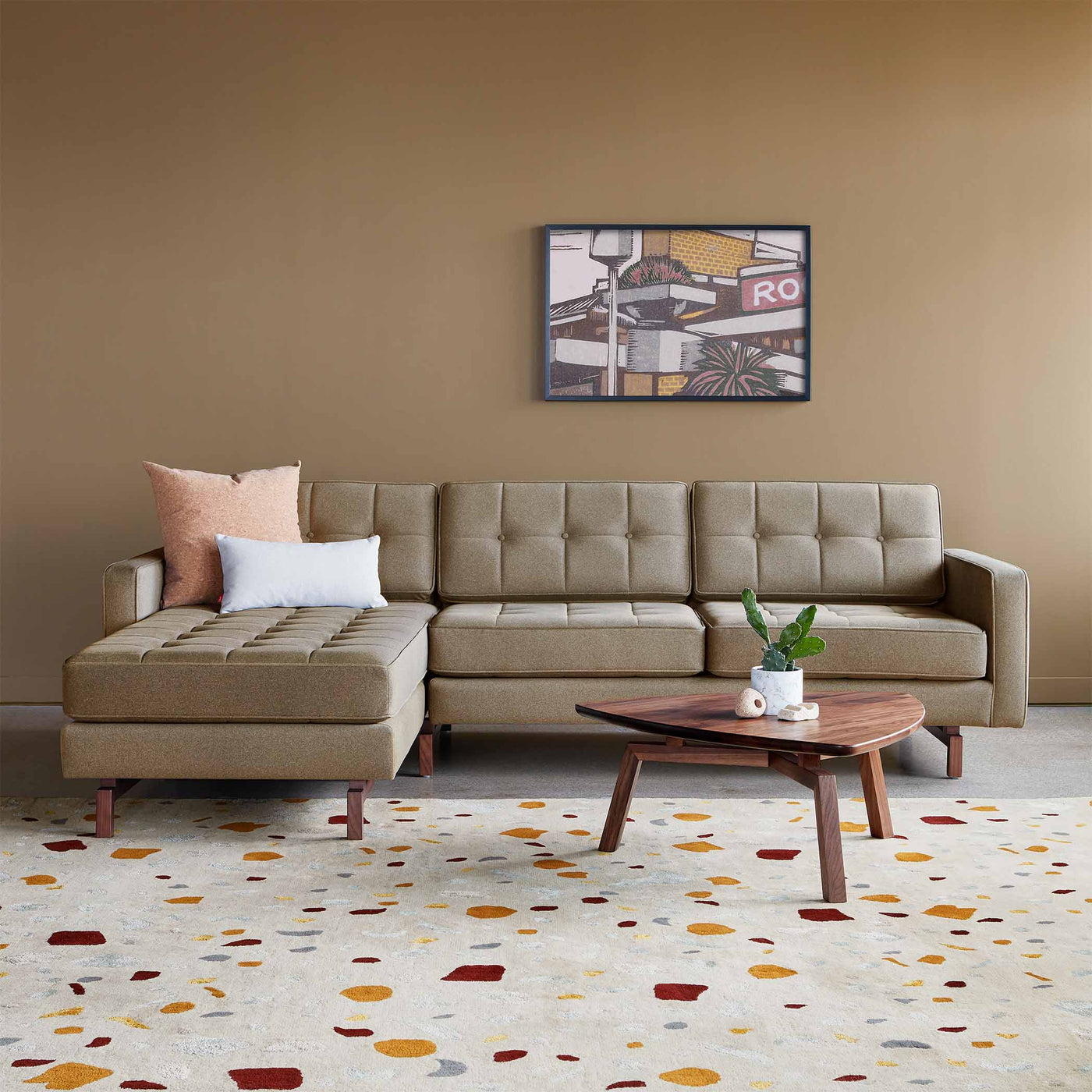 Découvrez le sofa bi-sectionnel Jane 2 de Gus* Modern : une réinterprétation contemporaine du design Mid-century Modern avec une flexibilité de configuration