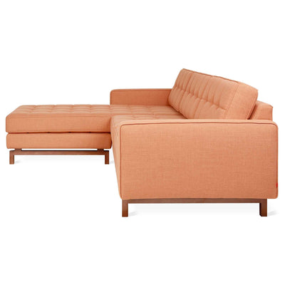 Apportez une touche de sophistication à votre espace avec le sofa bi-sectionnel Jane 2 de Gus* Modern, offrant un équilibre visuel entre le vintage et le moderne