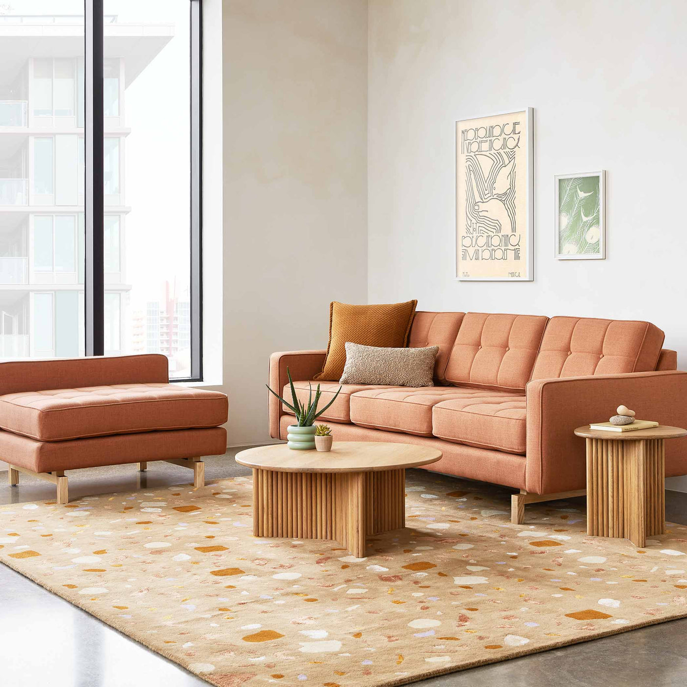 Découvrez le sofa bi-sectionnel Jane Loft 2 de Gus* Modern : une fusion parfaite entre le style classique Mid-century et les fonctionnalités contemporaines