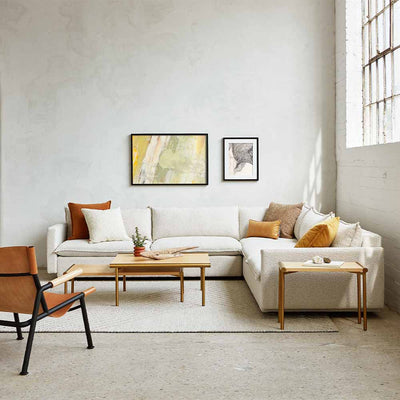 Découvrez le confort ultime du sofa bi-sectionnel Sola de Gus* Modern, inspiré du milieu du siècle et du design italien. Un espace spacieux, un rembourrage éthique et une sophistication subtile.