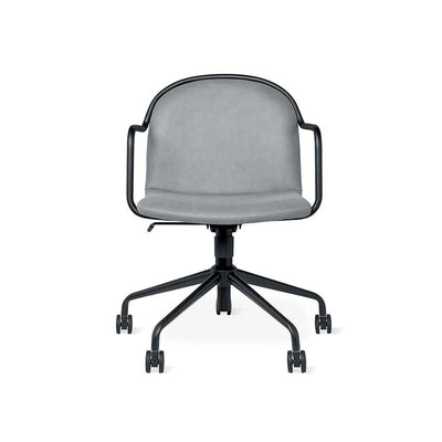 Découvrez l'élégance et le confort de la chaise de bureau Draft de Gus* Modern. Tissu suédé doux, tubes métalliques noirs, et une base en acier durable pour une chaise qui a tout.