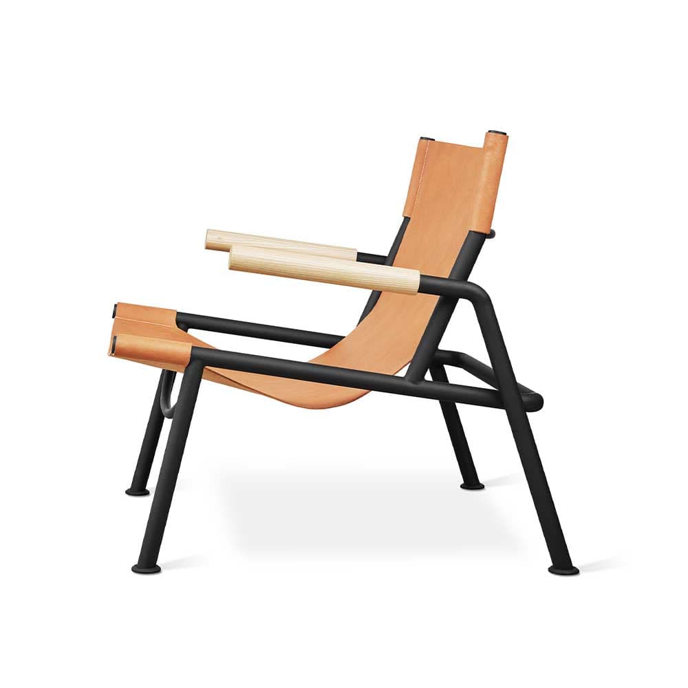 La chaise lounge Wyatt de Gus* Modern allie authenticité et élégance. Métal noir, bois massif et cuir tanné végétal créent une pièce distinctive pour la relaxation.