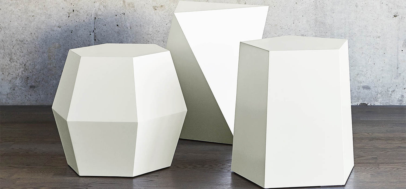 Inspirées par les formes des cristaux naturels, les tables d'appoint Facet par Gus* Modern ont un design sculptural qui fonctionne magnifiquement comme table d'appoint ou comme siège secondaire