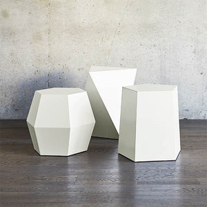 Inspirées par les formes des cristaux naturels, les tables d'appoint Facet par Gus* Modern ont un design sculptural qui fonctionne magnifiquement comme table d'appoint ou comme siège secondaire
