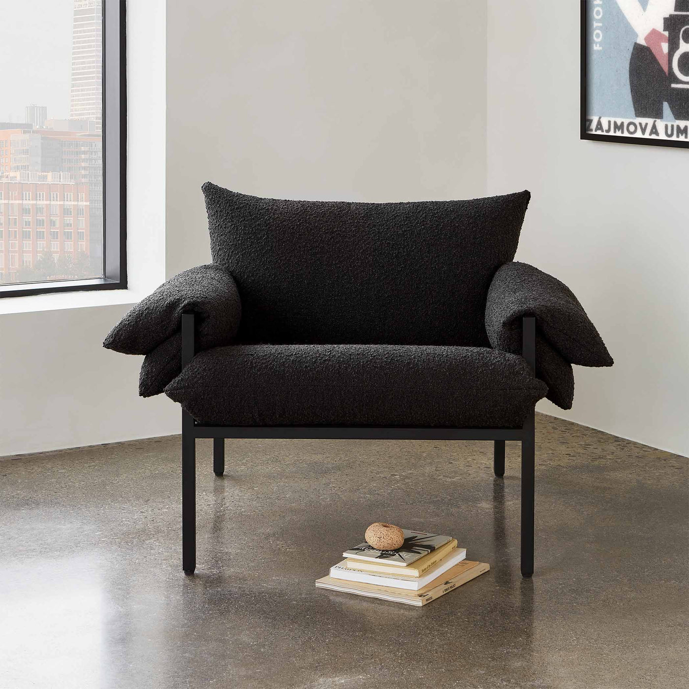 Le fauteuil Fulton de Gus* Modern : un mélange subtil de confort moelleux et de design captivant, pour une détente inégalée.