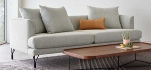 Le sofa Highline de Gus* Modern associe raffinement et conscience environnementale. Des détails soignés, un confort exceptionnel et des matériaux écologiques font de ce sofa une pièce unique.