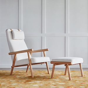 Labrador de Gus* Modern est un ensemble, comprenant un fauteuil et ottoman, qui évoque le calme et la légèreté, avec des éléments réduits à leurs formes essentielles. Son look d'inspiration scandinave est obtenu grâce à des matériaux naturels