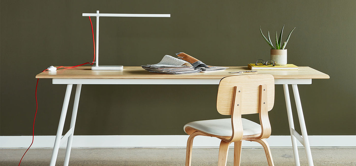 Qu'elle soit utilisée comme lampe de bureau ou comme compagnon de table de chevet, la lampe de table élancée Lewis de Gus* Modern allie un design moderne minimaliste à une fonctionnalité aisée.