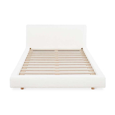 Le Parcel de Gus* Modern : un lit plate-forme sculptural avec un support de matelas en contreplaqué et acier. Idéal pour tous les types de matelas, du latex à la mousse.