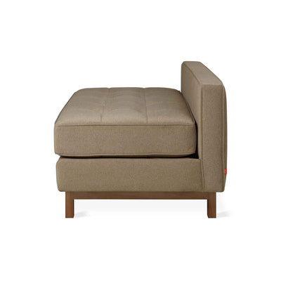 Découvrez le lounge Jane 2 de Gus* Modern : une pièce iconique avec des améliorations contemporaines, pouvant être séparée ou collée au sofa pour former un sofa bi-sectionnel.