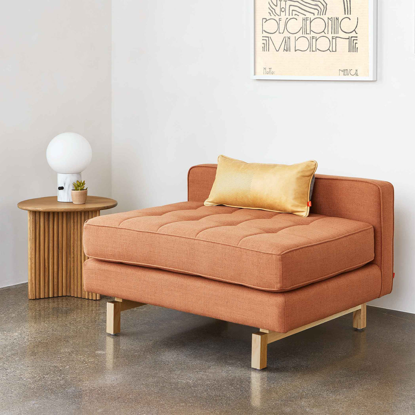 Jane 2 Lounge de Gus* Modern : une interprétation moderne du style Mid-century, configuré avec le sofa pour former un sofa bi-sectionnel polyvalent.