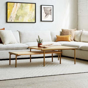 Table à café carrée Manifold : Élevez votre salon avec cette pièce élégante du design Bauhaus. Profil bas, plateau spacieux en bois et pieds métalliques fins. Disponible chez Nüspace.