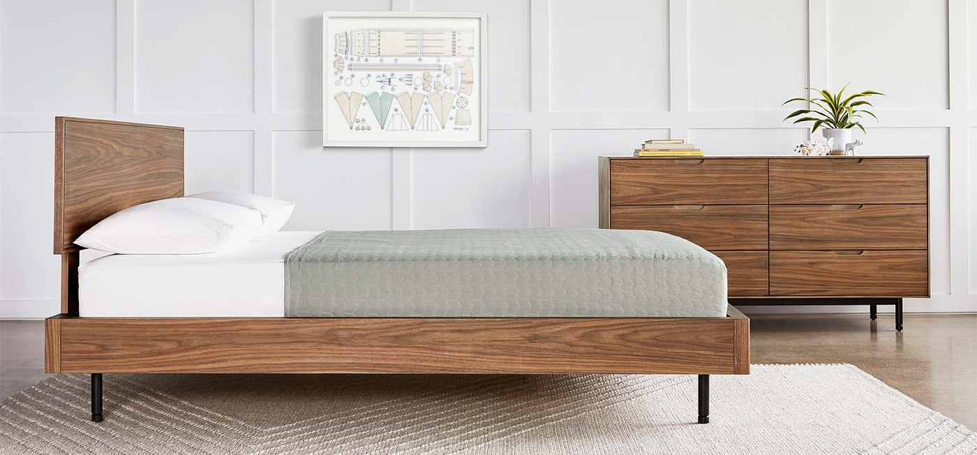 Le lit Munro de Gus* Modern est un lit plate-forme à profil bas doté d'un système de support à lattes en bois conçu pour s'adapter à n'importe quel matelas, éliminant ainsi le besoin d'un sommier