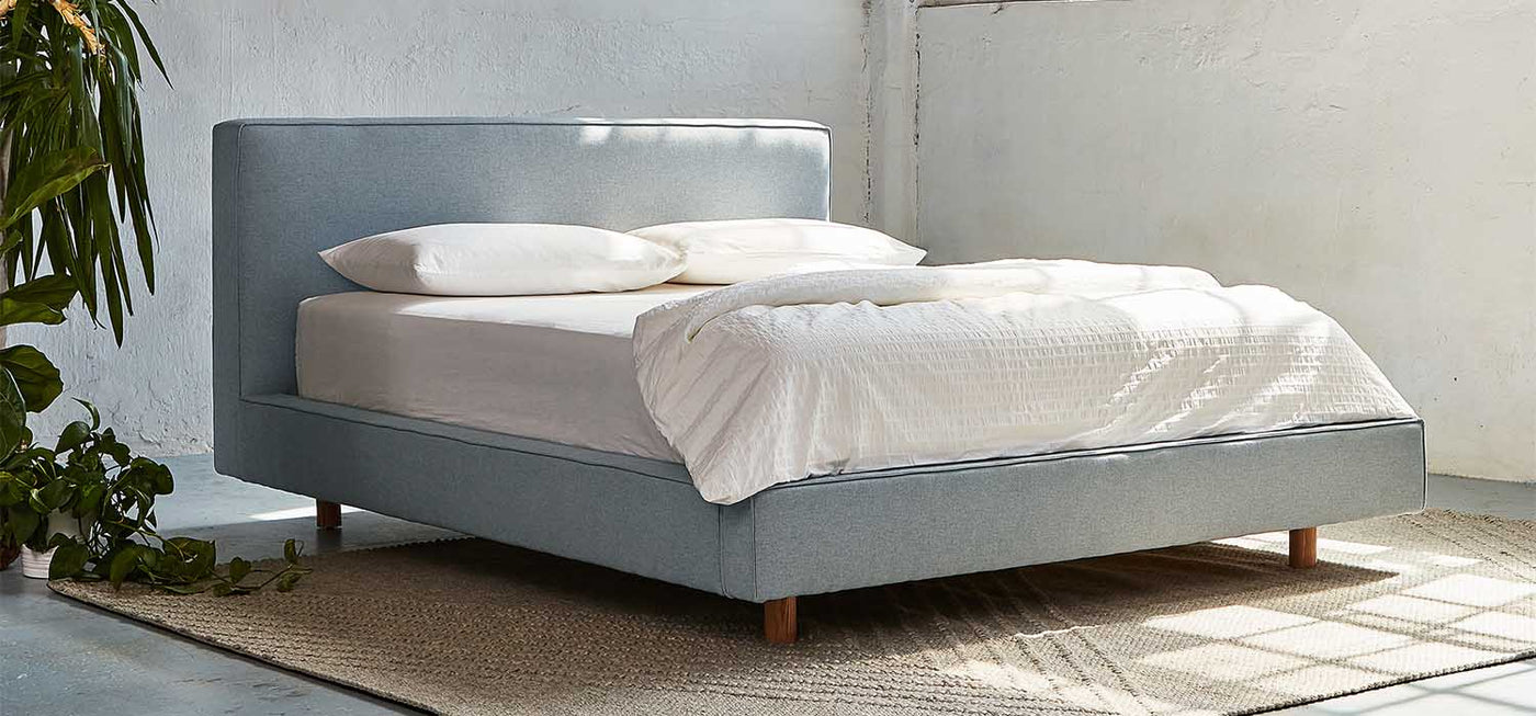 Avec sa surface généreuse, douce et son design élégant, le lit Parcel de Gus* Modern est la quintessence du lit plate-forme moderne