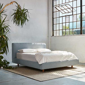 Avec sa surface généreuse, douce et son design élégant, le lit Parcel de Gus* Modern est la quintessence du lit plate-forme moderne
