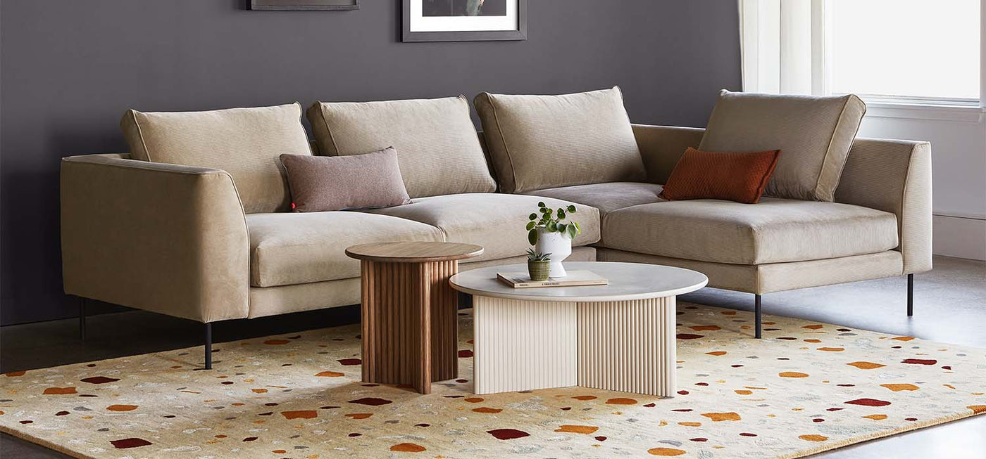 Dans la tradition du modernisme européen, le sofa sectionnel Renfrew de Gus* Modern, présente des lignes ultra-pures, une position profonde et basse et des pieds délicats qui lui donnent un aspect léger et flottant.
